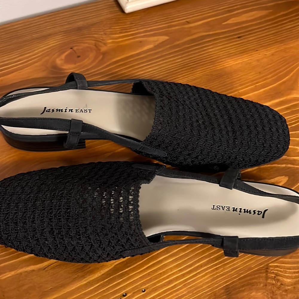 Dress sandal in black.
